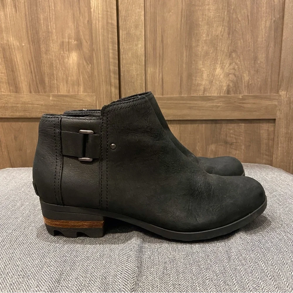 Sorel 'Lolla' Black Leather Zip Ankle Booties 9